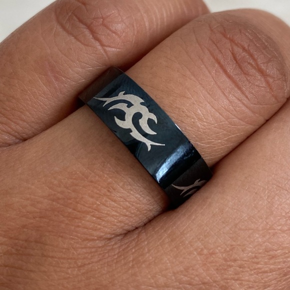 Black ring with design, size 8.5 - Picture 1 of 5